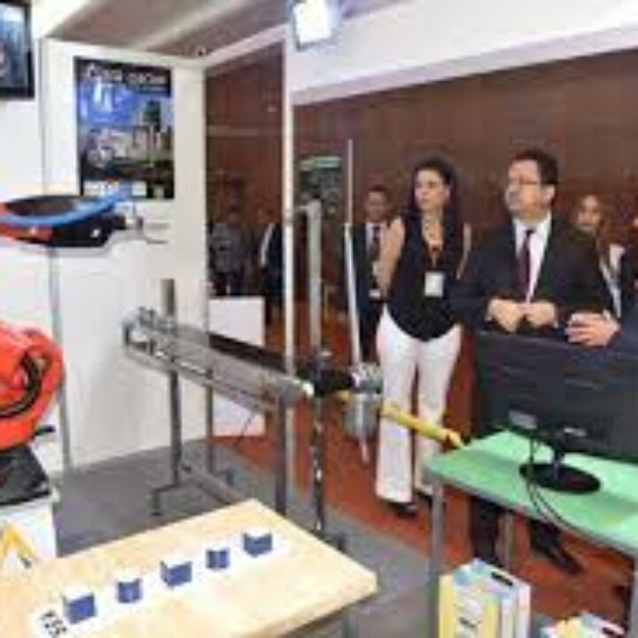 Participation de SEA GROUP dans le salon MIC & SIMSI 2017 par un robot RACER 7 de marque COMAU